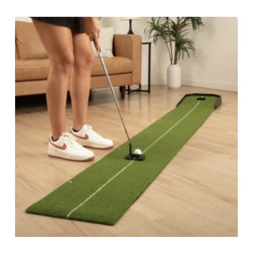 室内のパッティングマットで練習する様子